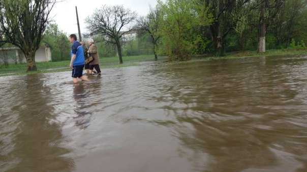 Краматорськ накрила злива з градом: Люди у воді по коліна, авто плавають (ФОТО, ВІДЕО) - фото 1