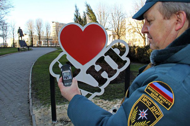 У Захарченка запідозрили, що знак "Я люблю "ДНР" надто фонить (ФОТО) - фото 2