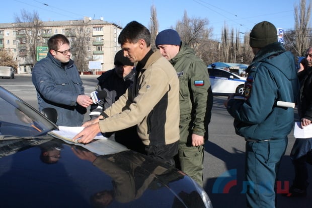 В Луганську окупанти розігнали таксистів, які не платили данину "ЛНР" (ФОТО) - фото 3