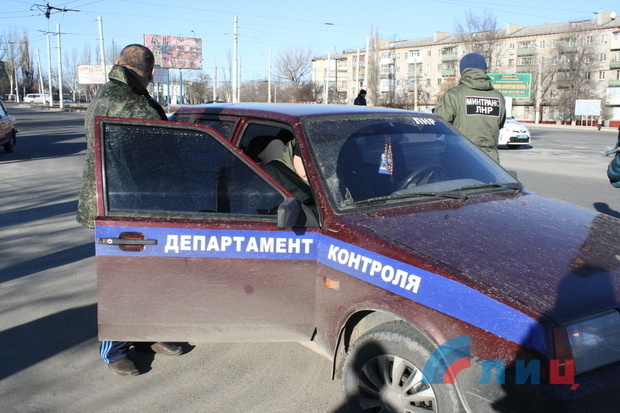 В Луганську окупанти розігнали таксистів, які не платили данину "ЛНР" (ФОТО) - фото 2