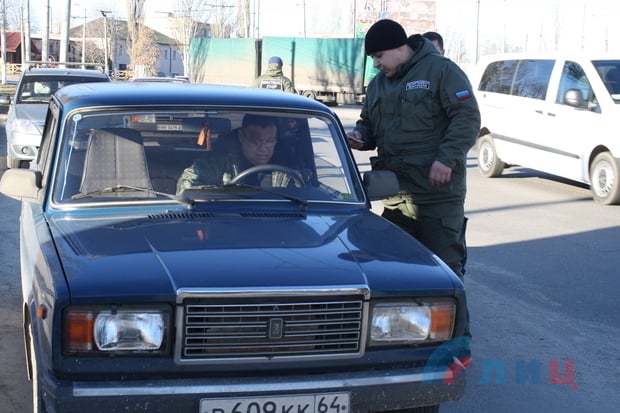 В Луганську окупанти розігнали таксистів, які не платили данину "ЛНР" (ФОТО) - фото 1