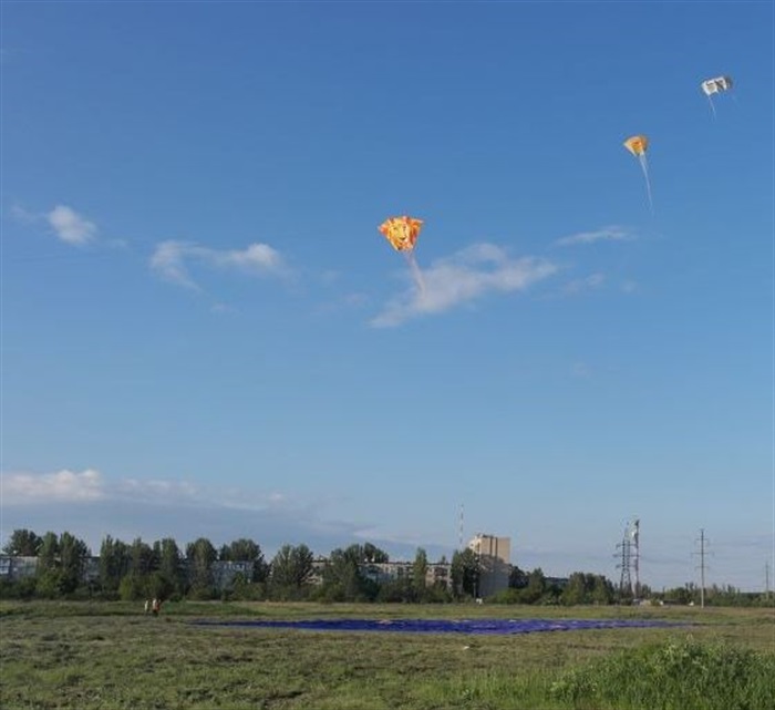 На Донеччині підняли в небо гігантський прапор Євросоюзу (ФОТО) - фото 1