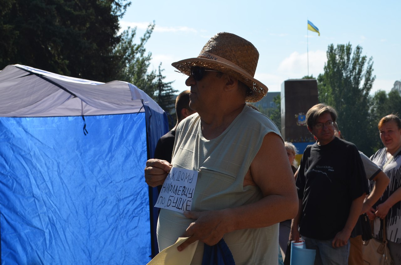 Під Миколаївською міськрадою знову пікетують "будкарі"Під Миколаївською міськрадою знову пікетують "будкарі"