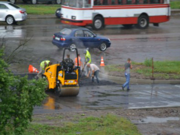 Дощ іде - вони працюють: У Сумах дорожники впроваджують моду на "мокрий асфальт" (ФОТОФАКТ) - фото 2
