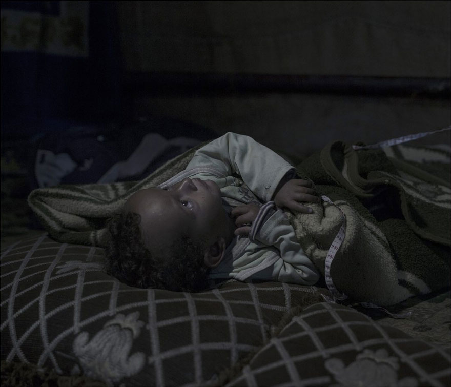 Несамовито болісні фото дітей-біженців з Сирії, які сплять  - фото 4
