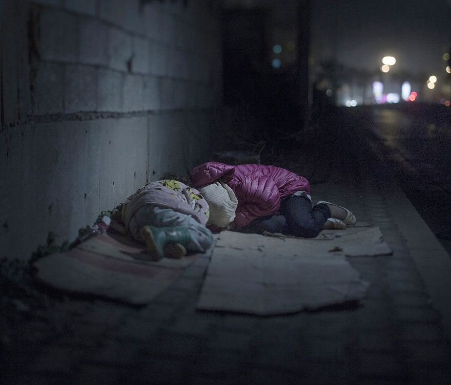 Несамовито болісні фото дітей-біженців з Сирії, які сплять  - фото 1