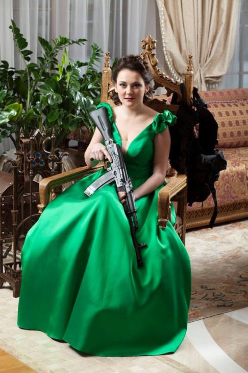 Українським жінкам-воїнам личить не тільки зброя, а й розкішне вбрання - фото 4