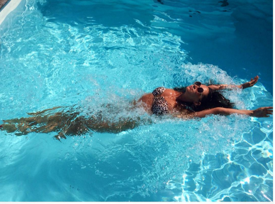 Як гарненька дружина гравця збірної України плаває у басейні - фото 1