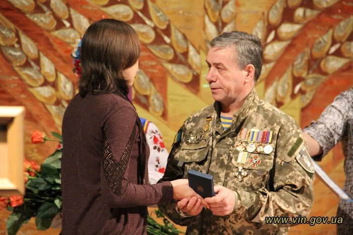 300 вінничан отримали медалі "За оборону м. Дебальцево" - фото 1