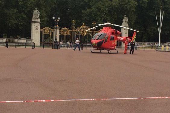 Королева у безпеці: гвинтокрил біля Букінгемського палацу евакуював велосипедиста - фото 1