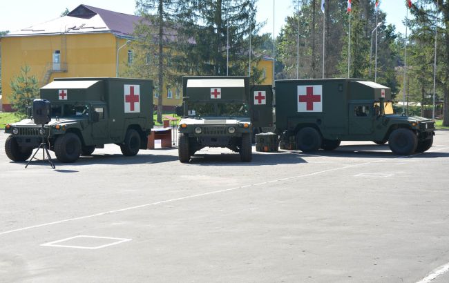 Армія США подарувала Україні 5 авто медичної евакуації - фото 3