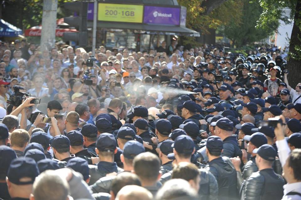 У Кишиневі проти мітингувальників застосували сльозогінний газ - фото 1
