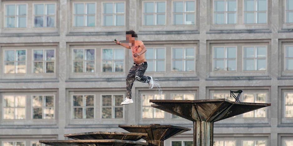У Берліні напівголий біженець заліз на фонтан, щоб винити самогубство - фото 1