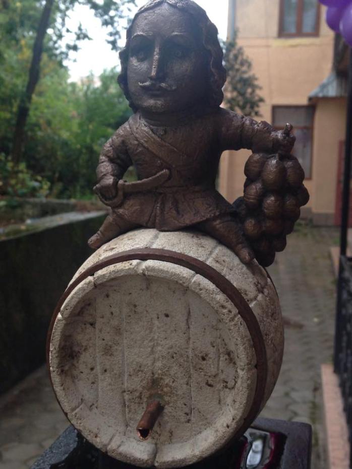 В Ужгороді відкрили чергову скульптурку - виноробу - фото 1