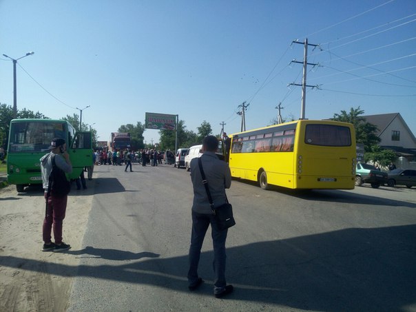 Перекриття дороги на Харківщині: заблоковані машини та автобуси  - фото 2