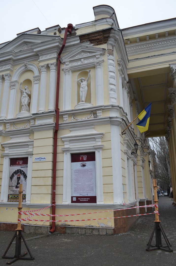У Миколаєві обвалилась частина фасаду театру - фото 2