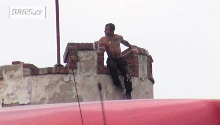 У Празі напівголий російськомовний чоловік заліз на дах і кидається цеглою - фото 1