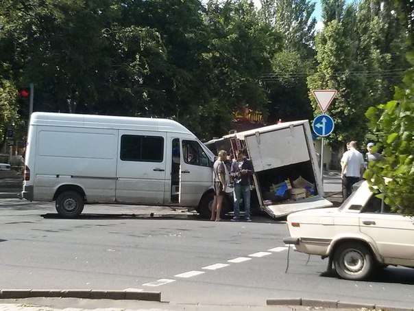 У центрі окупованого Донецька мікроавтобус протаранив вантажівку (ФОТО) - фото 1
