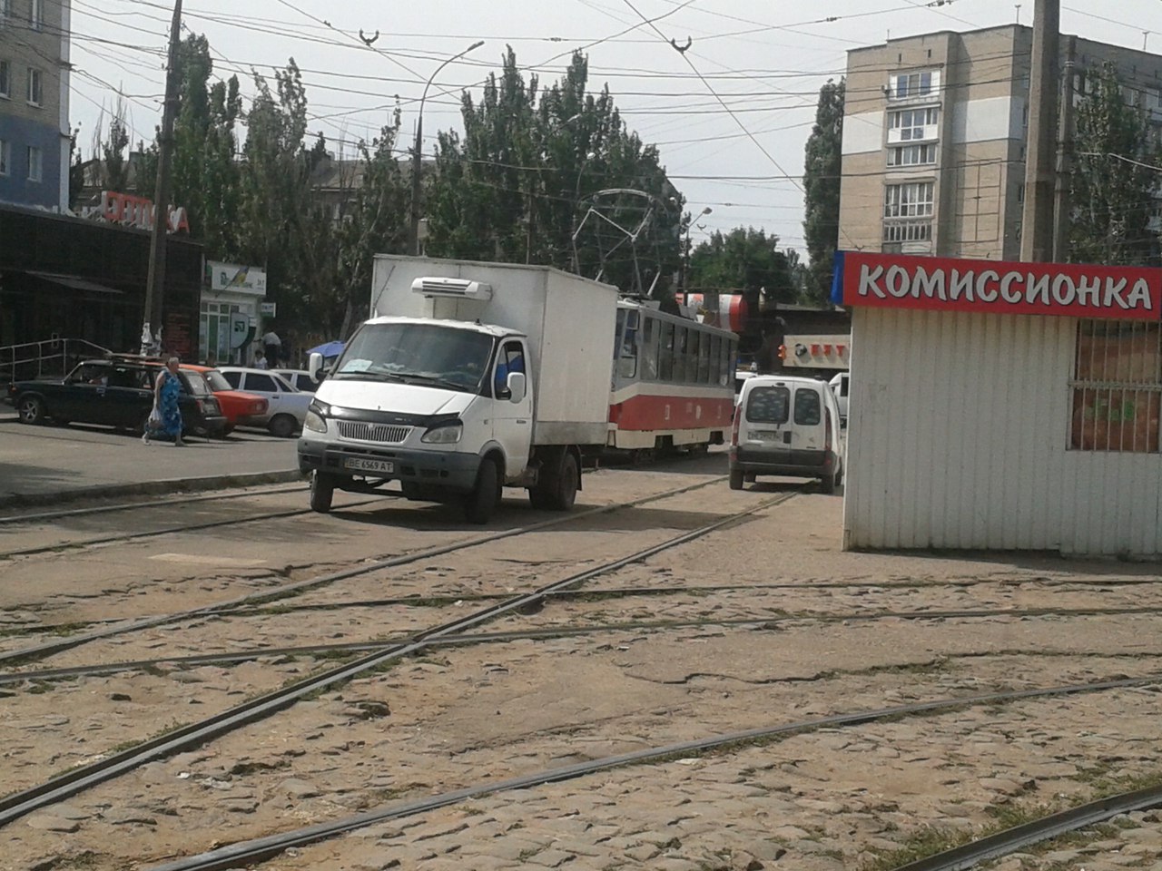 У Миколаєві нахабні водії продовжують блокувати рух трамваїв - фото 3