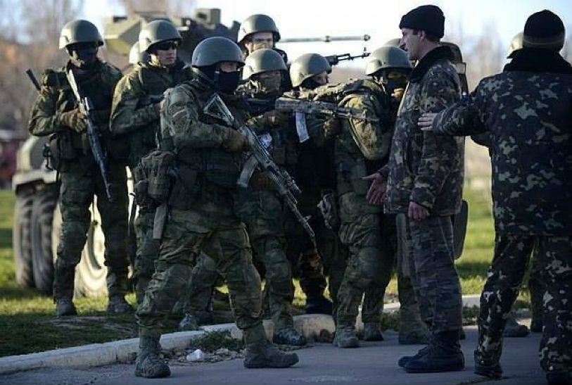 Хроніки окупації Криму: росіяни пішли на штурм, журналістам ламають ребра - фото 3