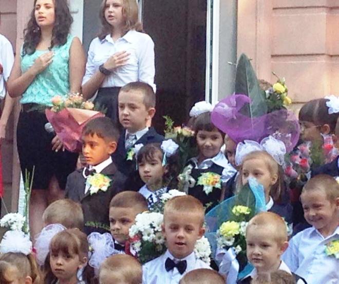 В Ужгороді на святкову "лінійку" вишиванки вдягнули і ромські діти - фото 3
