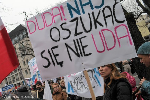 В Польщі триває багатотисячна хода на захист Конституційного суду - фото 2