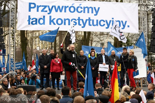 В Польщі триває багатотисячна хода на захист Конституційного суду - фото 4