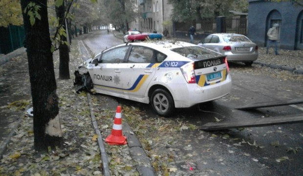 Автомобіль поліції у Львові розвалився на ходу - фото 1