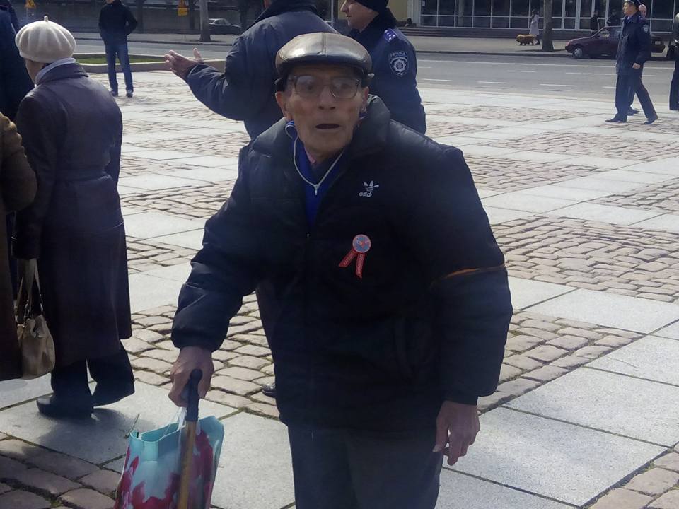 У Миколаєві прихильники комуністів "окропили" з газового балончика проукраїнських активістів