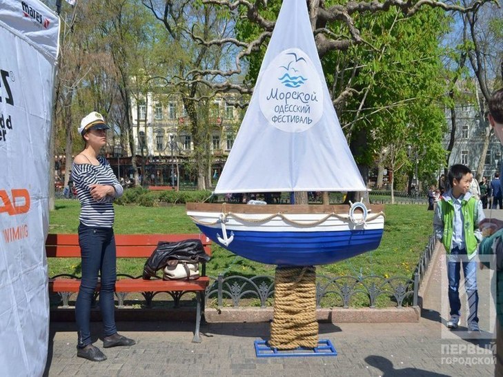 В Одесі містян та гостей міста частували 120-кілограмовим тортом - фото 1