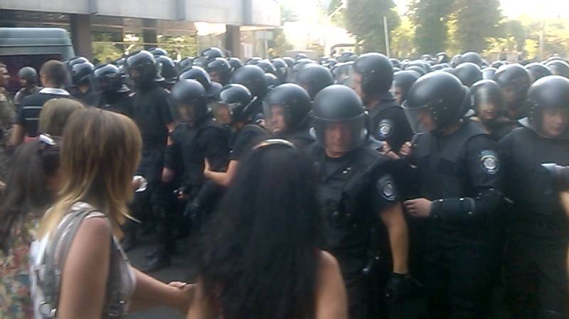 Жінки з розлюченого натовпу відтіснили міліцію до Ради (ФОТО) - фото 1