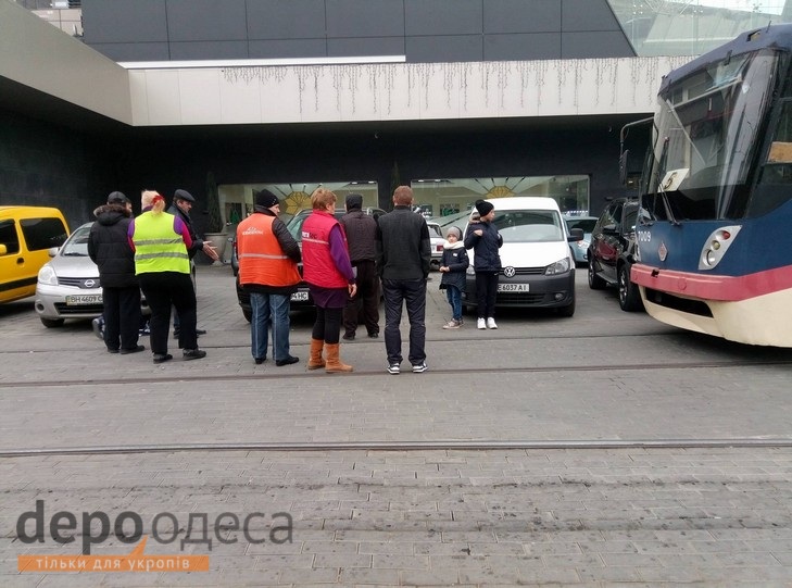 В одеській Аркадії "беха" автохама заблокувала рух трамваїв (ФОТО) - фото 1