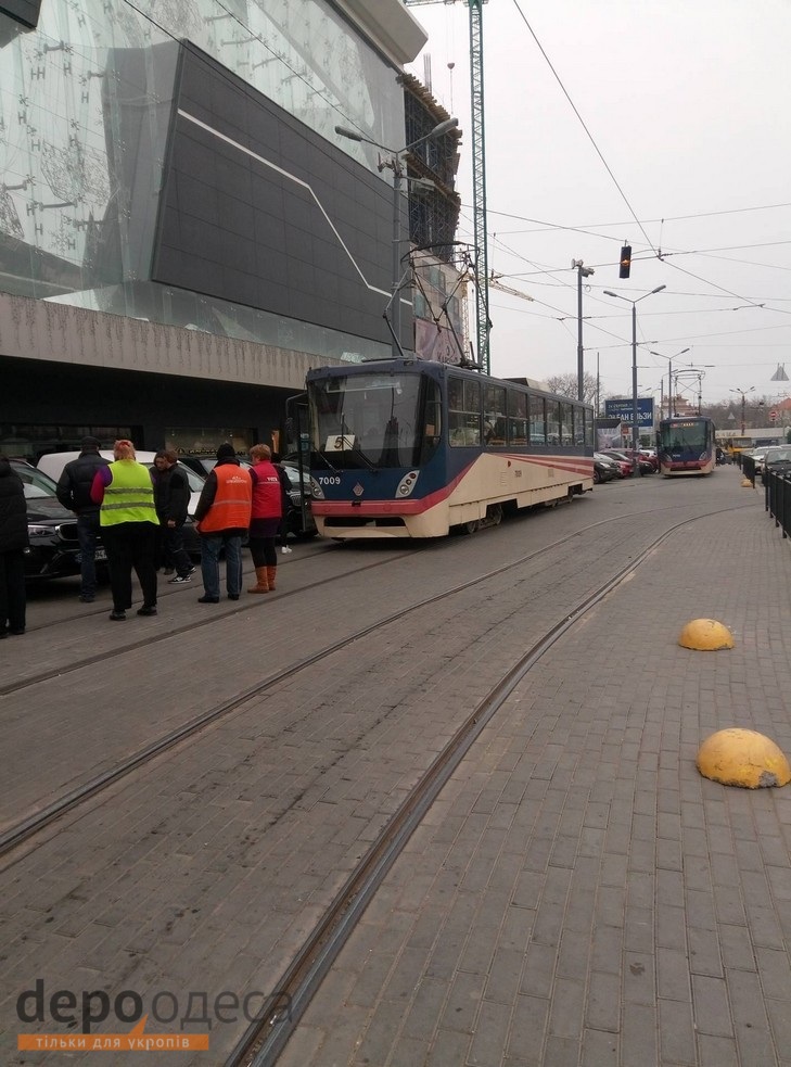 В одеській Аркадії "беха" автохама заблокувала рух трамваїв (ФОТО) - фото 2