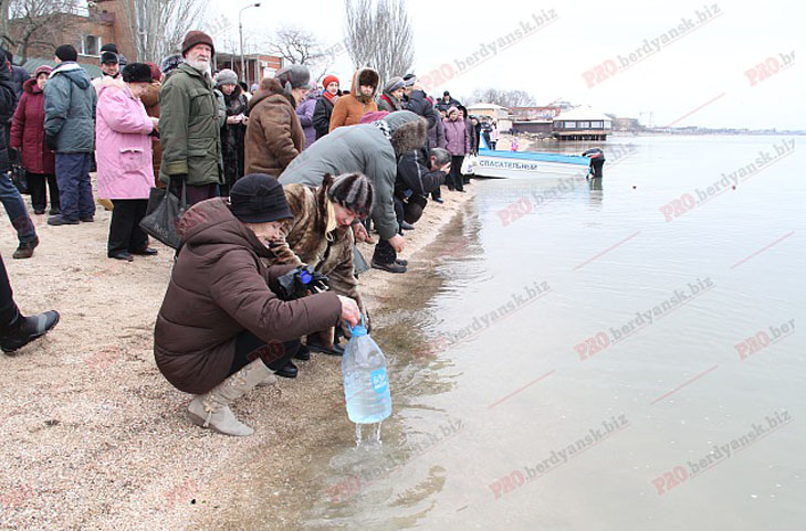Бердянці на Водохреща святили море і занурювалися у крижану воду - фото 5