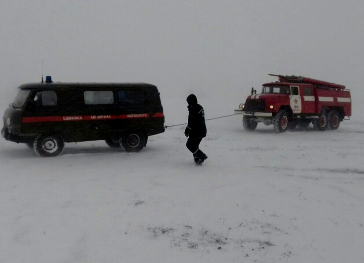 Рятівники на Одещині продовжують ліквідацію наслідків негоди (ФОТО) - фото 1