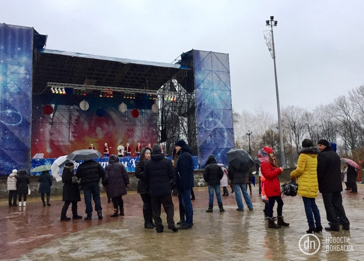 У Донецьку не склалося із святкуванням Різдва: усіх розігнав дощ (ФОТО) - фото 1