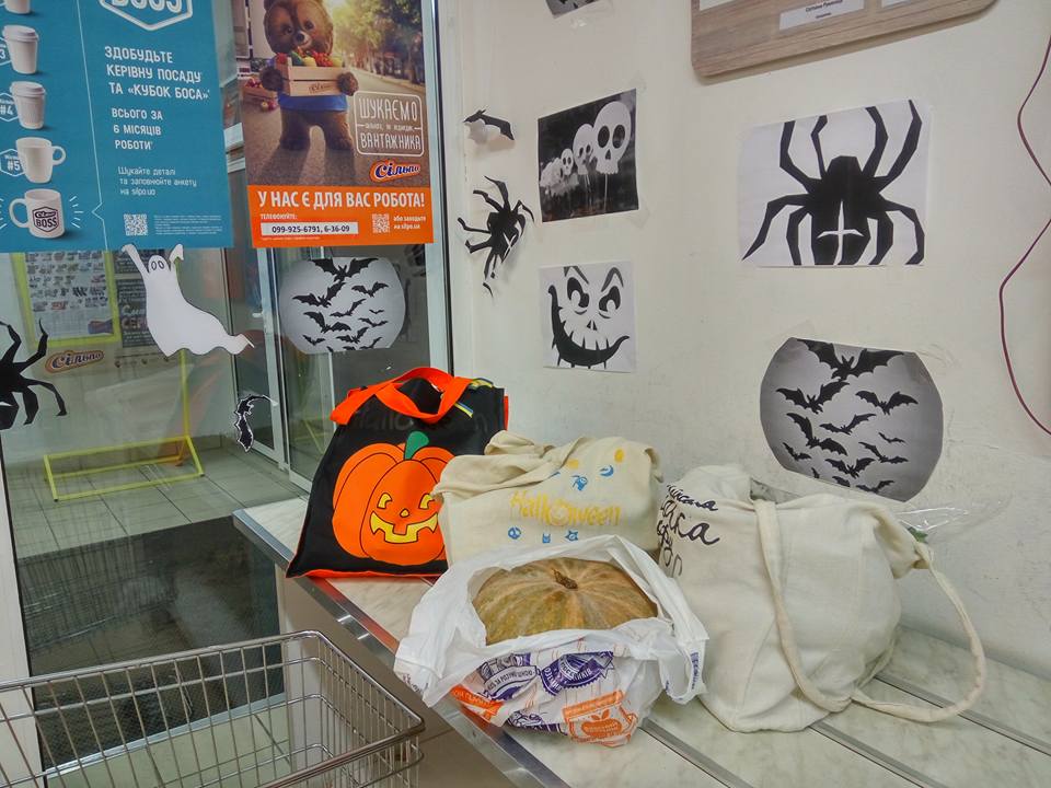 На Запоріжжі працівники супермаркету лякають своїх покупців халатами в крові - фото 4