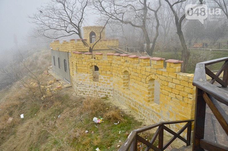 В Одесі вандали зруйнували відновлену сторожову вежу старовинної фортеці (ФОТО) - фото 1