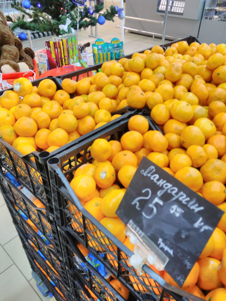 Запоріжцям пропонують ласувати гнилими мандаринами по 25 гривень  - фото 2