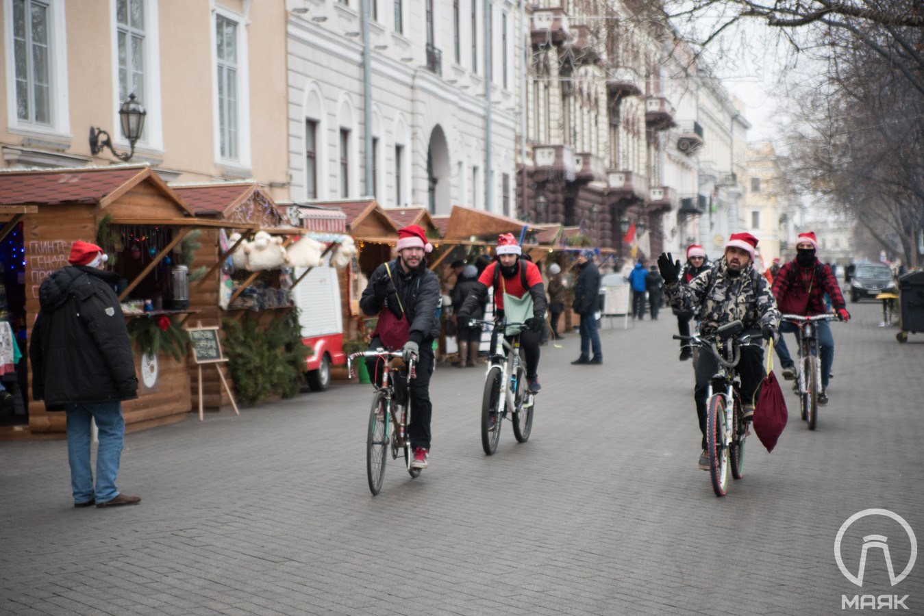 Сьогодні вулицями Одеси новорічні Санта Клауси проїхали на велосипедах (ФОТО) - фото 3
