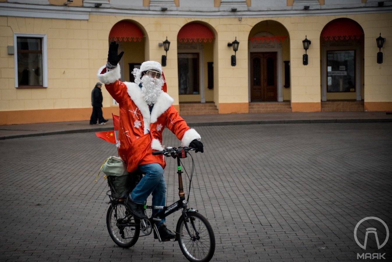 Сьогодні вулицями Одеси новорічні Санта Клауси проїхали на велосипедах (ФОТО) - фото 2