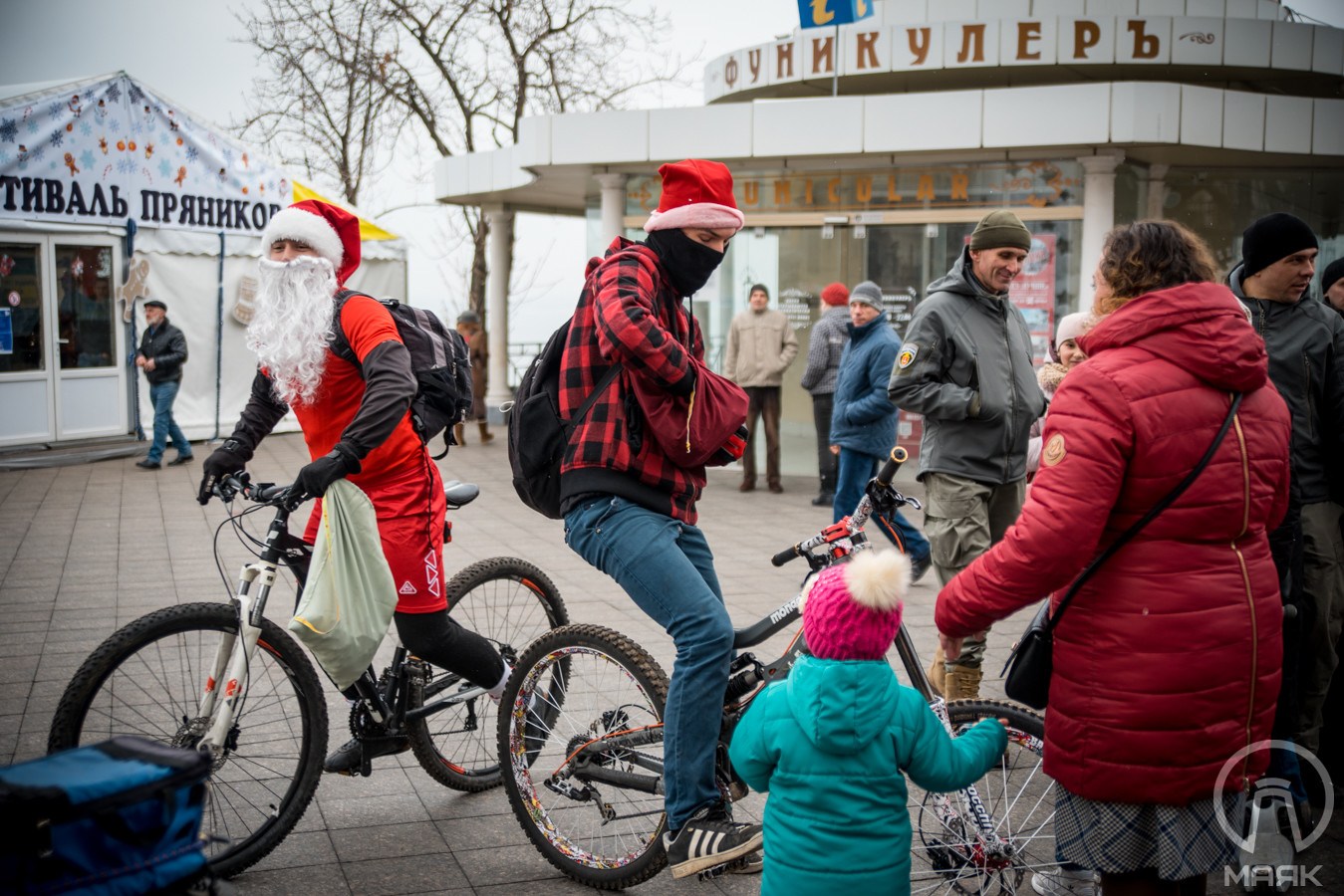 Сьогодні вулицями Одеси новорічні Санта Клауси проїхали на велосипедах (ФОТО) - фото 1