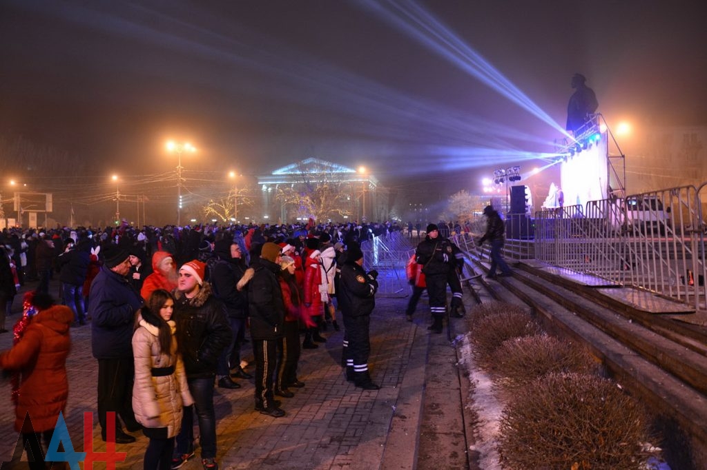 Як тисячі донеччан святкували Новий рік в центрі окупованого Донецька (ФОТО) - фото 2
