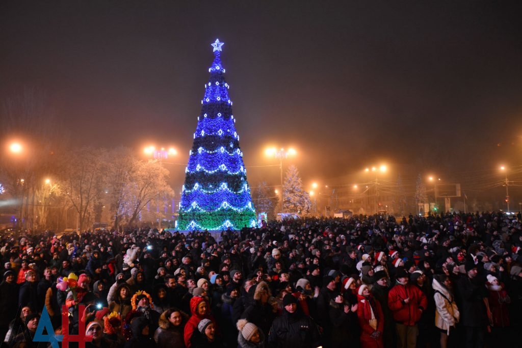 Як тисячі донеччан святкували Новий рік в центрі окупованого Донецька (ФОТО) - фото 1