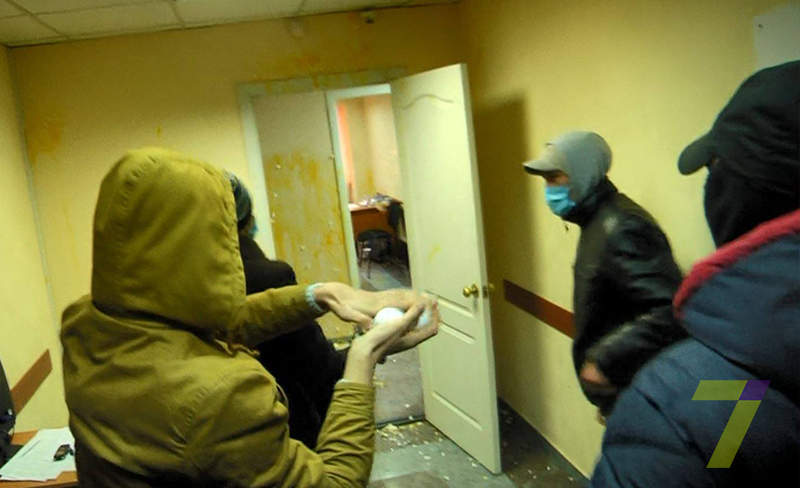 В Одесі закидали яйцями приймальню депутата облради від "Опоблоку" (ФОТО) - фото 1