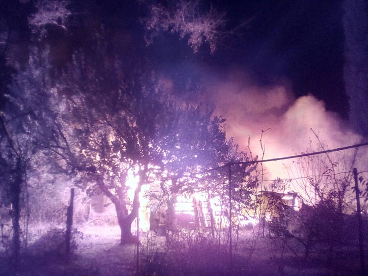 На острові Хортиця в масштабній пожежі горіли чотири будинки (ФОТО, ВІДЕО) - фото 4