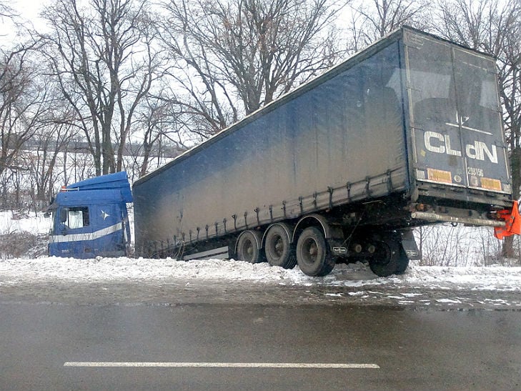 На Полтавщині  рятувальники разом з військовими витягли вантажівку з кювета - фото 1