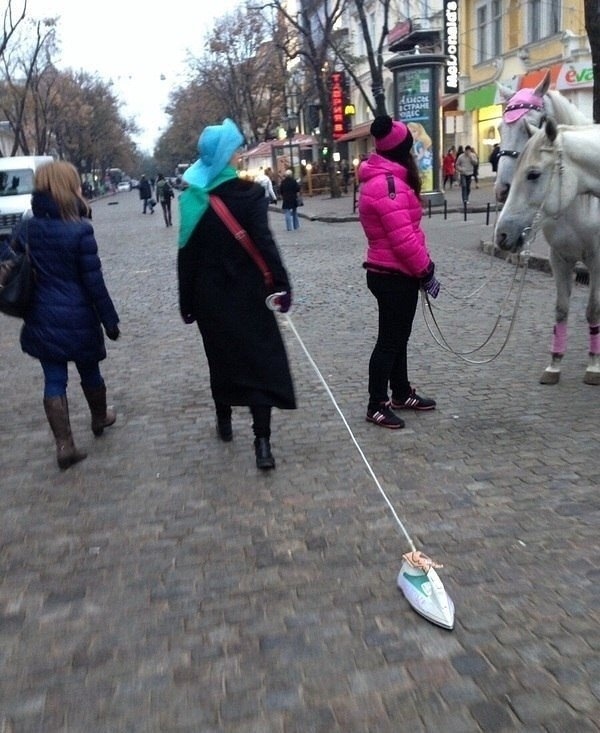 В Одесі на Дерибасівській жінка "вигулювала" свою праску (ФОТО) - фото 1