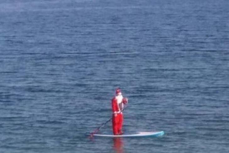 В Одесі чоловік в костюмі Санта-Клауса плавав в морі на дошці для серфінгу (ФОТО) - фото 1