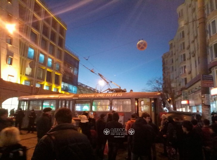 В Одесі трамвай злетів з рейок і протаранив п'ять автівок (ФОТО) - фото 4